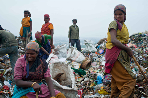 People working at a landfill. Photo.