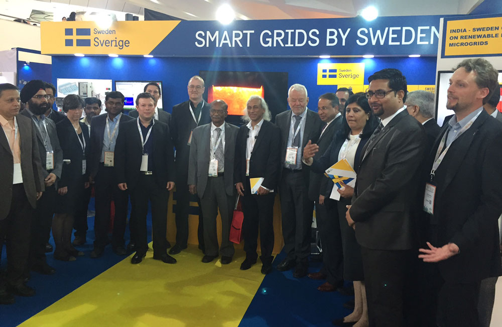 About twenty Swedes and Indians at Sweden's stand. Photo.