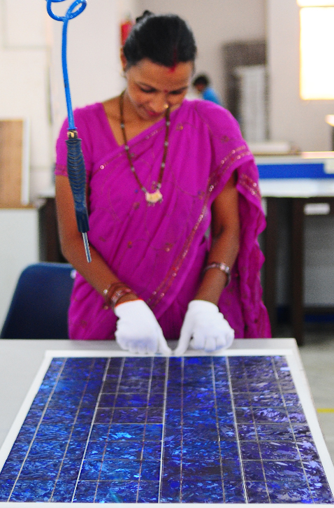 Indian woman wearing a sari. Photo.